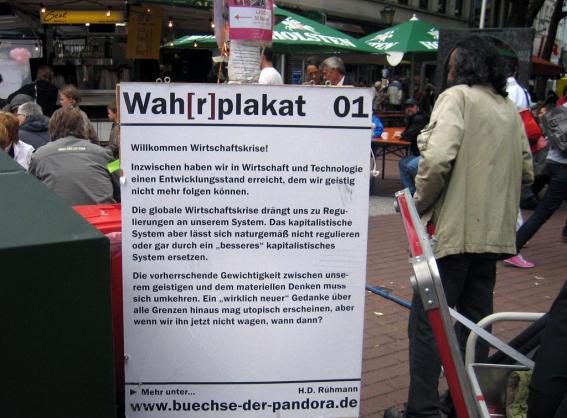 Wah[r]plakat 01: Willkommen Wirtschaftskrise!
Inzwischen haben wir in Wirtschaft und Technologie einen Entwicklungsstand erreicht, dem wir geistig nicht mehr folgen k�nnen. Die globale Wirtschaftskrise dr�ngt uns zu Regulierungen an unserem System. Das kapitalistische System aber l�sst sich naturgem�� nicht regulieren oder gar durch ein �besseres� kapitalistisches System ersetzen. Die vorherrschende Gewichtigkeit zwischen unserem geistigen und dem materiellen Denken muss sich umkehren. Ein �wirklich neuer� Gedanke �ber alle Grenzen hinaus mag utopisch erscheinen, aber wenn wir ihn jetzt nicht wagen, wann dann? H.D. R�hmann