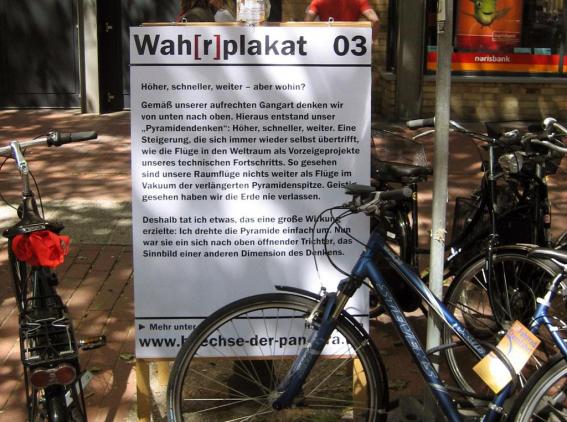 Wah[r]plakat 03: H�her, schneller, weiter � aber wohin?
Gem�� unserer aufrechten Gangart denken wir von unten nach oben. Hieraus entstand unser �Pyramidendenken�: H�her, schneller, weiter. Eine Steigerung, die sich immer wieder selbst �bertrifft, wie die Fl�ge in den Weltraum als Vorzeigeprojekte unseres technischen Fortschritts. So gesehen sind unsere Raumfl�ge nichts weiter als Fl�ge im Vakuum der verl�ngerten Pyramidenspitze. Geistig gesehen haben wir die Erde nie verlassen. Deshalb tat ich etwas, das eine gro�e Wirkung erzielte: Ich drehte die Pyramide einfach um. Nun war sie ein sich nach oben �ffnender Trichter, das Sinnbild einer anderen Dimension des Denkens. H.D. R�hmann, 24.03.1984