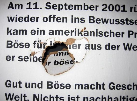 Wah[r]plakat 04: Des Pudels Kern
Am 11. September 2001 r�ckten Gut und B�se wieder offen ins Bewusstsein der Menschen. Dann kam ein amerikanischer Pr�sident und wollte das B�se f�r immer aus der Welt schaffen. Dabei wurde er selber b�se. Gut und B�se macht Geschichte und ver�ndert die Welt. Nichts ist nachhaltiger, nichts ist globaler als 
das Gute und das B�se in uns � beides ist in Symbio-se miteinander verschlungen. Wir betrachten es nur getrennt, weil wir es gerne so h�tten. Nur wenn wir dem B�sen einen Platz in uns lassen, es betrachten und hinterfragen anstatt nur ein Urteil zu f�llen, geben wir dem Guten darin eine Chance.